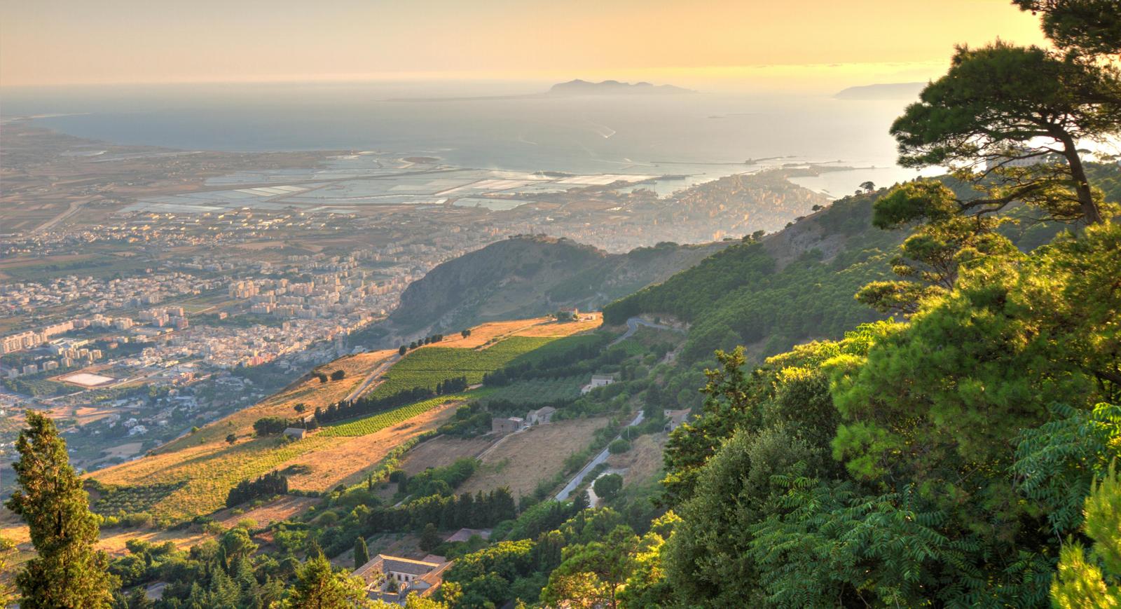 Vue panoramique sur la côte et les collines méditerranéennes — territoire d'intervention Cinémark